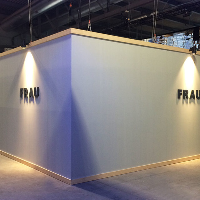 frau-stand-fiera-su-misura